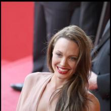 Angelina Jolie a de quoi être contente avec ce joli décolleté. Hier soir à la montée des marches à Cannes
