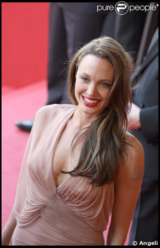 Angelina Jolie a de quoi être contente avec ce joli décolleté. Hier soir à la montée des marches à Cannes