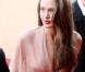 Angelina Jolie a volontairement laissé ses délicieuses jambes à l'air, et c'est plutôt réussi. Hier soir à la montée des marches à Cannes