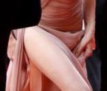 Et une jolie jambe d'Angie vaut tous les trésors du monde... Hier soir à la montée des marches à Cannes.