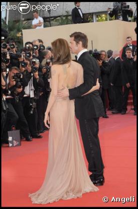 Un dos a moitié nu, Angie a fait son effet hier soir à la montée des marches à Cannes