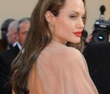 Transparence + décolleté + robe fendue = une Angelina Jolie plus sexy que jamais hier soir à Cannes