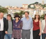 Brice Fournier, Vincent Rottiers, Soko, le réalisateur Xavier Giannoli, François Cluzet et Emmanuelle Devos lors du photocall du film A l'origine le 21 mai 2009 durant le Festival de Cannes