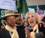 Joanna Lumley célèbrant la décision du Parlement britannique à propos du statut des vétérans Gurkhas le 21 mai 2009