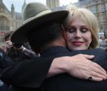 Joanna Lumley célèbrant la décision du Parlement britannique à propos du statut des vétérans Gurkhas le 21 mai 2009