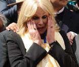 Joanna Lumley célèbrant la décision du Parlement britannique à propos du statut des vétérans Gurkhas le 21 mai 2009