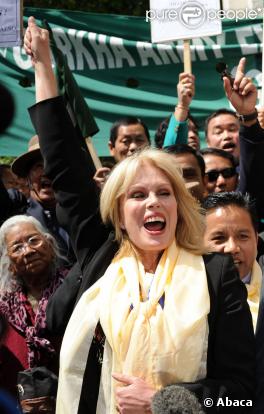 Joanna Lumley célèbrant la décision du Parlement britannique à propos du statut des vétérans Gurkhas le 21 mai 2009