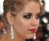 Peaches Geldof monte les marches du Palais des Festivals