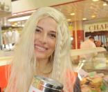 Christine Lemler fait la quête pour la Croix-Rouge le 23 mai à Boulogne. L'interprète de Valentine, la peste de Sous le Soleil s'est transformée en gentille petite Candy ! En blonde on lui donnerait le bon Dieu sans confession ! 