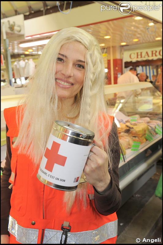 Christine Lemler fait la quête pour la Croix-Rouge le 23 mai à Boulogne. L'interprète de Valentine, la peste de Sous le Soleil s'est transformée en gentille petite Candy ! En blonde on lui donnerait le bon Dieu sans confession ! 