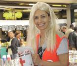 Adeline Blondiau s'éclate dans les allées du marché de Boulogne le 23 mai pour la 75 ème quête de la Croix-Rouge. Les Hauts-de-Seine ça la change de Saint-Tropez ! 