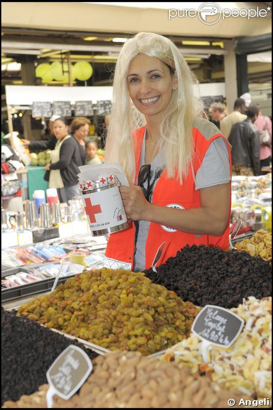 Adeline Blondiau s'éclate dans les allées du marché de Boulogne le 23 mai pour la 75 ème quête de la Croix-Rouge. Les Hauts-de-Seine ça la change de Saint-Tropez ! 
