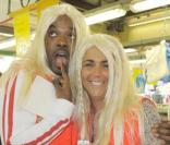 Anthony Kavanagh et Valérie Bénaïm s'éclatent dans les allées du marché de Boulogne le 23 mai 2009. Jouer les blondes... ils adorent ! Surtout si c'est pour la bonne cause.  