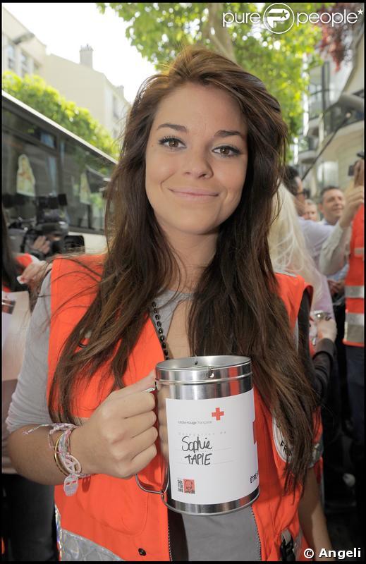 Sophie Tapie, très généreuse a participé à cette 75ème quête de la Croix-Rouge à Boulogne-Billancourt le 23 mai 2009. Mais où est sa perruque blonde ? Apparemment pour elle il n'y a que les brunes qui ne comptent pas pour des prunes ! 