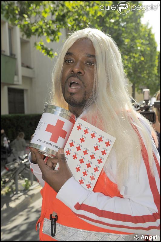 Anthony Kavanagh adore jouer la blonde effarouchée. A côté de lui même Paris Hilton n'a aucune chance ! Plus blonde tu meurs...  