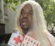 Anthony Kavanagh adore jouer la blonde effarouchée. A côté de lui même Paris Hilton n'a aucune chance ! Plus blonde tu meurs...  