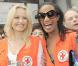  Adriana Karembeu et Vincent Mc Doom s'éclatent ! Même sans sa perruque, Vincent a tout d'une blonde. Il semble avoir trouvé une vraie copine... pour les virées shopping ! 
