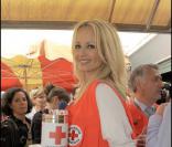 Adriana Karembeu joue les ambassadrices de charme pour la 75ème quête de la Croix-Rouge. Sur le marché les commerçants ont du être totalement perturbés ! 