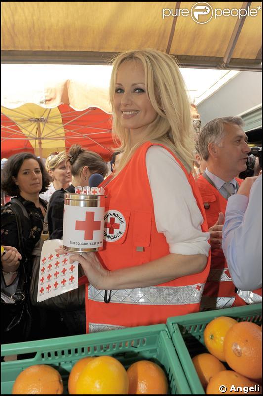 Adriana Karembeu joue les ambassadrices de charme pour la 75ème quête de la Croix-Rouge. Sur le marché les commerçants ont du être totalement perturbés ! 
