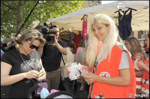 Adeline Blondieau semble avoir trouvé une femme généreuse sur le marché de Boulogne. En même temps en blonde, comment lui résister ? 
