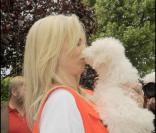 Quand Adriana Karembeu embrasse un petit chien, une chose est sûre, c'est plus mignon que Paris hilton et Tinkerbell ! 