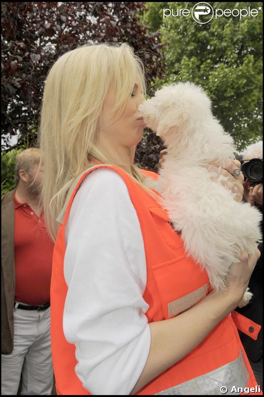 Quand Adriana Karembeu embrasse un petit chien, une chose est sûre, c'est plus mignon que Paris hilton et Tinkerbell ! 