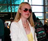 Dakota Fanning prenant l'avion à Los Angeles le 23 mai 2009