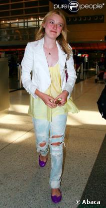 Dakota Fanning prenant l'avion à Los Angeles le 23 mai 2009