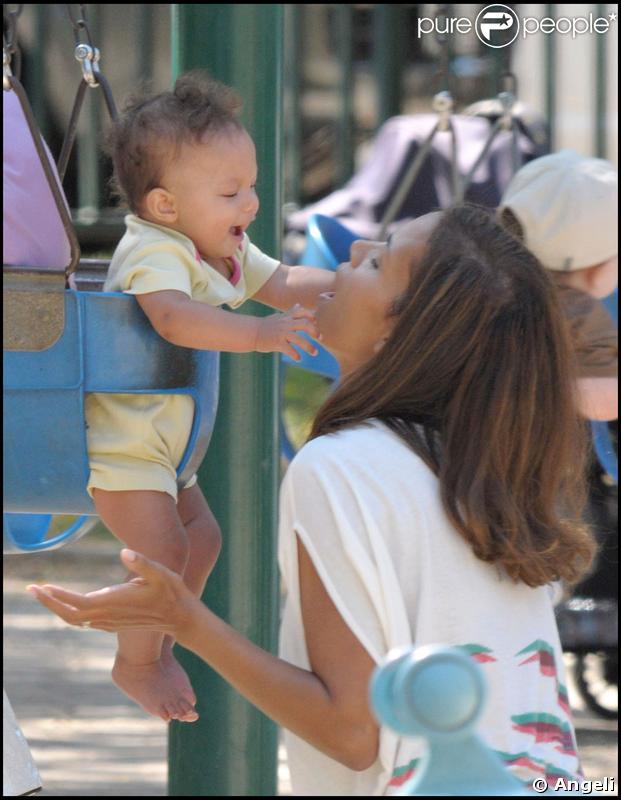 Nahla alors âgée de cinq mois avec sa maman 