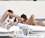 Shauna Sand sur la plage de Miami avec son bel étalon, hier