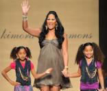 Kimora Lee Simmons et ses deux filles Aoki et Lee défilent pour la marque Baby Phat en février 2009 