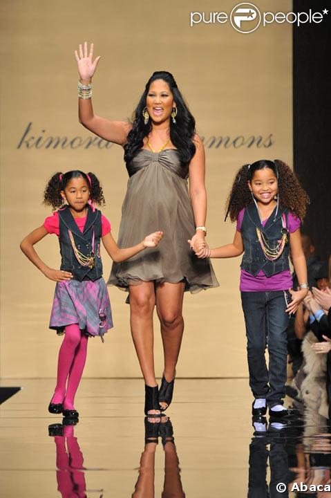 Kimora Lee Simmons et ses deux filles Aoki et Lee défilent pour la marque Baby Phat en février 2009 