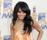 Vanessa Hudgens ravissante dans sa jolie robe orangée, signée Max Azria aux MTV Movie Awards, le 31 mai 2009