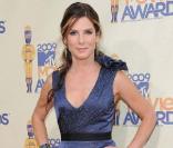 Sandra Bullock avait choisi une robe courte et sans manches... et des collants noirs (!) à l'occasion des MTV Movie Awards, le 31 mai 2009