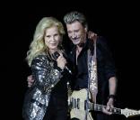 Johnny Hallyday en duo avec Sylvie Vartan sur  Le bon temps du rock'n'roll  (Stade de France 2009)