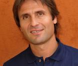 Fabrice Santoro a profité du lundi de Pentecôte pour faire un tour à Roland Garros... en célibataire 