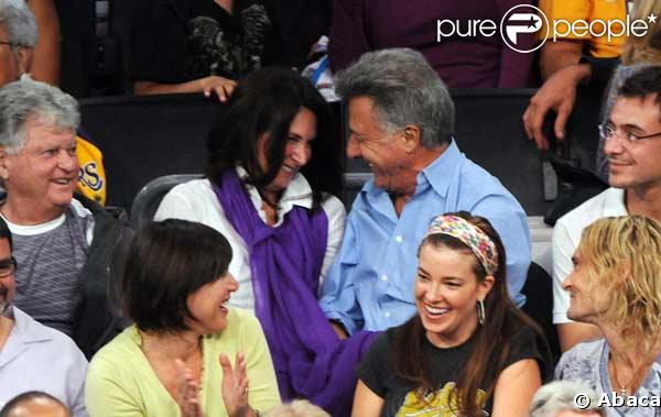 Dustin Hoffman et sa femme Lisa Gottsegen assistent en amoureux à un match de basket 