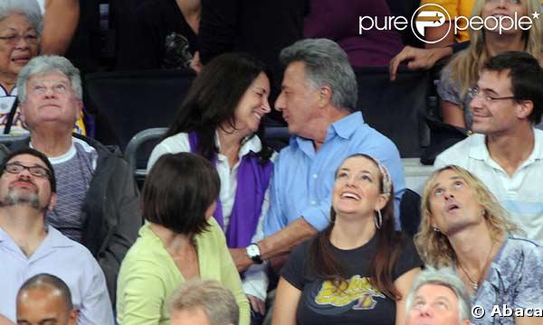 Dustin Hoffman et sa femme Lisa Gottsegen assistent en amoureux à un match de basket 