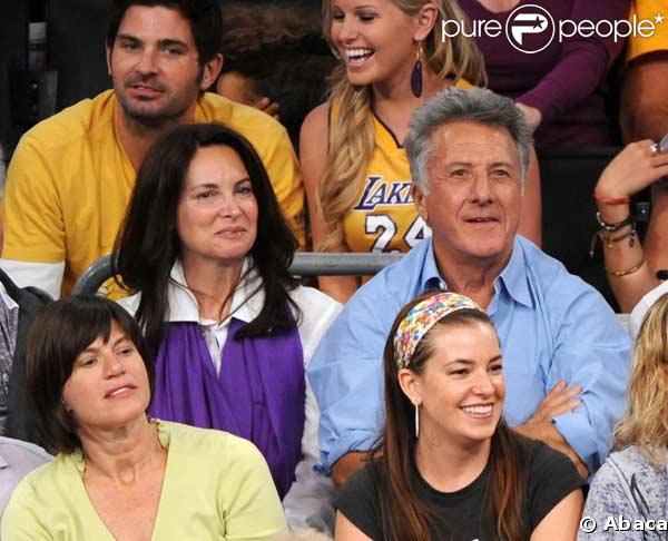 Dustin Hoffman et sa femme Lisa Gottsegen assistent en amoureux à un match de basket 