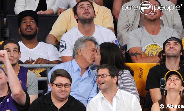 Dustin Hoffman et sa femme Lisa Gottsegen assistent en amoureux à un match de basket 