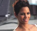Halle Berry sur le tournage de sa nouvelle publicité pour Revlon