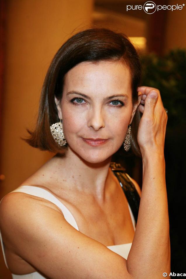 Le double album On n'est pas là pour se faire engueuler a reçu la contribution de nombreux artistes dont Carole Bouquet 