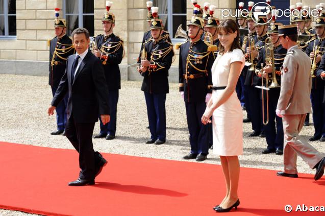 Nicolas Sarkozy pas peu fier de sa femme à Caen lors des cérémonies du 65e anniversaire du débarquement allié en Normandie, le 6 juin 2009