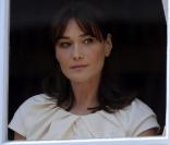 Carla Bruni à la fenêtre de la préfecture de Caen lors des cérémonies du 65e anniversaire du débarquement allié en Normandie, le 6 juin 2009