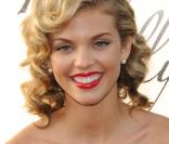 L'ingénue AnnaLynne McCord et son sourire juvénile (qui cache quelque chose ?), à l'occasion des 11e Young Hollywood Awards, qui se sont tenus auEli et Edythe Broad Stage, à Santa Monica, le 7 juin 2009 !