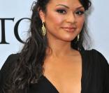 Karen Olivo a sorti le grand jeu avec cette très belle robe au décolleté asymétrique, lors des 63e Tony Awards, qui se sont tenus au Radio City Music Hall de New York, le 7 juin 2009 !