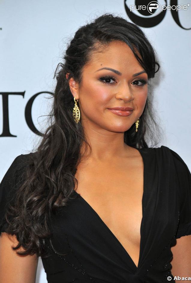 Karen Olivo a sorti le grand jeu avec cette très belle robe au décolleté asymétrique, lors des 63e Tony Awards, qui se sont tenus au Radio City Music Hall de New York, le 7 juin 2009 !