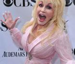 Dolly Parton complètement hystérique, lors des 63e Tony Awards, qui se sont tenus au Radio City Music Hall de New York, le 7 juin 2009 !