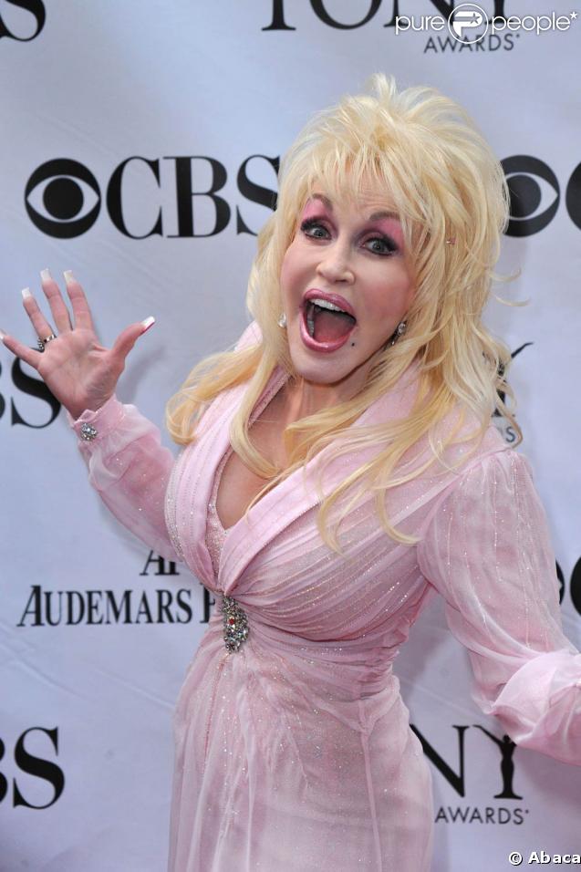 Dolly Parton complètement hystérique, lors des 63e Tony Awards, qui se sont tenus au Radio City Music Hall de New York, le 7 juin 2009 !