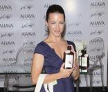 Kristin Davis fait la promotion de la ligne de beauté Ahava, une gamme de produits à base d'extraits minéraux de la mer morte, au magasin Lord and Taylor à New-York le 10 juin 2009